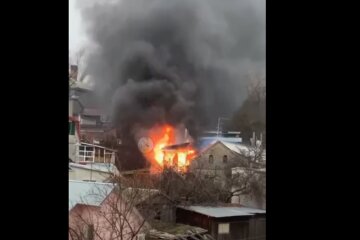 Пожежа розгорілася на узбережжі в Одесі, стовп вогню і чорний дим видно здалеку: відео НП