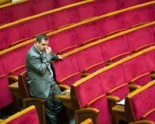Военное положение в Украине депутатам не помеха: идут на каникулы