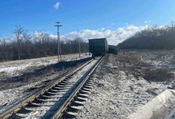 "Почти оторвало кабину": новое ЧП на железной дороге, в полиции просят о помощи
