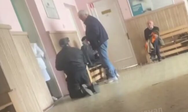 Скандал у лікарні, де дідусь стояв навколішки, отримав продовження: що кажуть медики