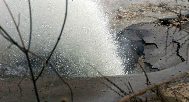 У Києві дорога пішла під воду біля метро: відео НП