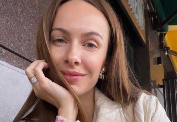 Дружина Остапчука здивувала виглядом в автомобілі, фото: