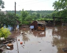 "Вулиці перетворилися на річки": сильна злива обрушилась на Одещину, кадри нищівної стихії
