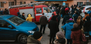 НП в лікарні Дніпра, сотні людей залишають будівлю під виття сирен: деталі подій