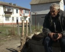 "Спочатку мене, а потім собаку": 75-річного українця вигнали з дому на старості років, кадри