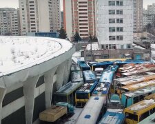 "Кладовище" автобусів у Києві показали з висоти пташиного польоту: страхітливе відео