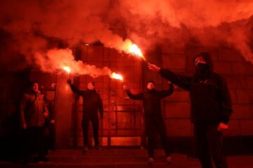 «Азов» палив фаєри в будівлі Черкаської ОДА (фото)
