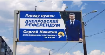 У Дніпрі влаштували бій із бігбордами "за референдум", красномовні фото