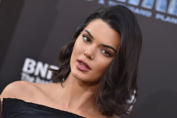 Розпусна Кендалл Дженнер без краплі сорому показала дуже багато: з одягу тільки чоботи