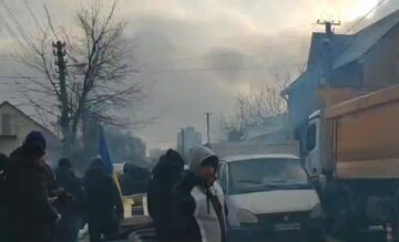 Бочки, флаги и баррикады: Киев охватил новый протест, подробности и фото с места