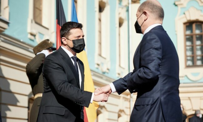 Канцлер Німеччини і Зеленський сіли за стіл переговорів: фото і подробиці зустрічі в Маріїнському палаці