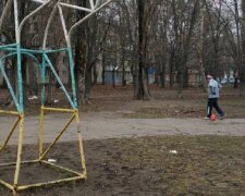 Тіло чоловіка знайшли біля школи в Одесі, кадри: висіло на баскетбольному кільці