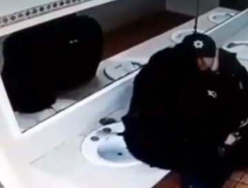 "Зламали раковину": з'явилися подробиці про парочку поліцейських, що цілувалися в туалеті