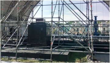 СМИ: В КГГА хотели демонтировать советский памятник под сценой для концерта Андреа Бочелли