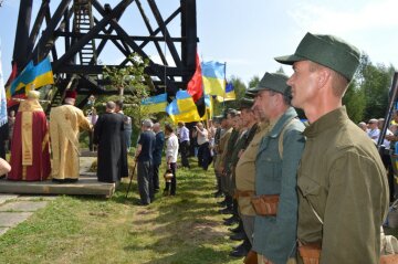 Память украинских героев прославили на рекордной высоте (фото)