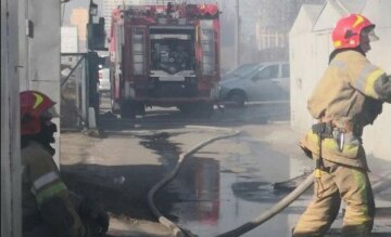 Вогонь охопив ринок у Києві, густий дим затягнув все навколо: кадри з місця НП