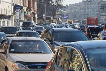 "Водієві стало погано": у Харкові авто заблокувало рух трамваїв, фото