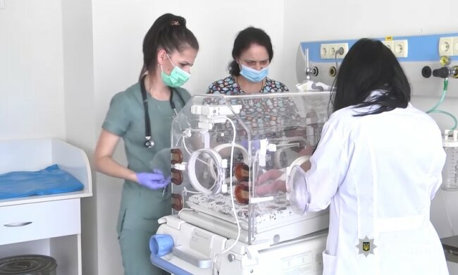 Новонароджену дівчинку знайшли в супермаркеті: дніпровські лікарі рятують життя малятку