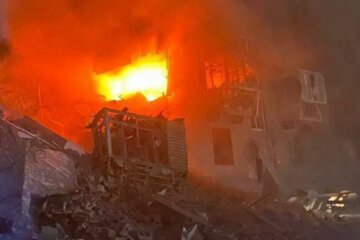 Замість під'їзду – діра, палає пожежа: у Запоріжжі нова трагедія, кадри з місця
