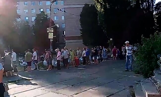 Частина Києва залишилася без води: біля бюветів шикуються величезні черги, кадри