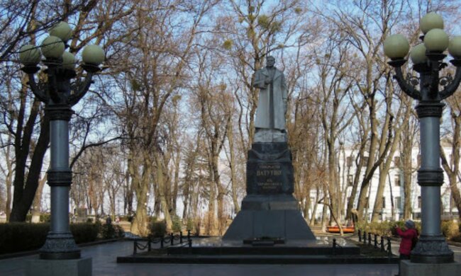 В центре Киева испортили памятник советскому генералу: кадры последствий