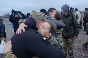 Украинские Герои вернулись к своим матерям, женам и детям: подробности нового масштабного обмена пленных