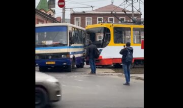 В центре Одессы трамвай протаранил маршрутку с людьми, движение заблокировано: видео аварии