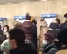 Новые ограничения в киевском метро привели к аномальной давке: видео переполоха