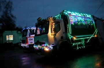 "Три в одному": українські комунальники прикрасили гірляндами сміттєвози, фото