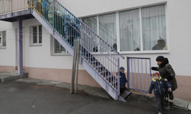 Переполох в Дніпрі, сотні дітей залишають будівлю під виття сирен: кадри і деталі того, що відбувається