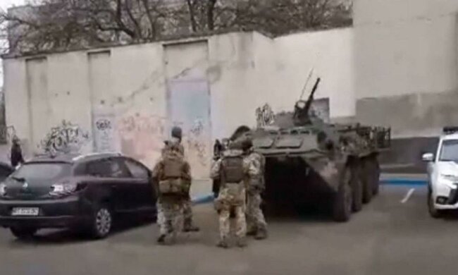 Масштабная спецоперация в Украине, людей вытаскивают из машин: очевидцы слили кадры