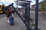 В Киеве ребенок чудом спасся от рухнувшей балки на остановке, видео: "На волосок от беды"