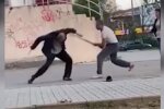 Неадекват бросался на людей с кухонными ножами средь бела дня: видео схватки
