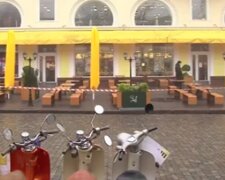 Озброєний чоловік атакував Mcdonald's в Одесі: відео того, що відбувається