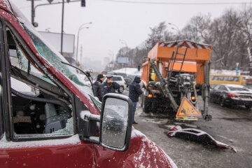 У Києві снігоприбиральна техніка знесла дах легковику, кадри НП: "Не зміг утриматися"