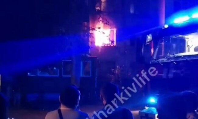 У Харкові спалахнула пожежа в гуртожитку, евакуювали десятки людей: фото і деталі НП