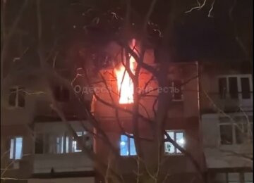 Багатоповерхівка загорілася в Одесі, квартира перетворилася на факел: відео пожежі, відомо про постраждалих