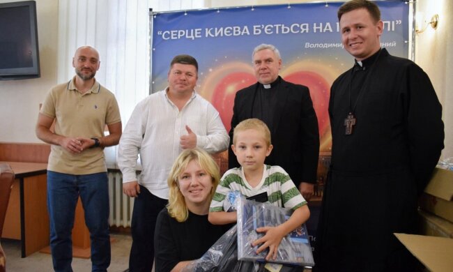 У Подільському районі передали шкільне приладдя дітям родин загиблих Захисників України