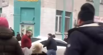 Таксист накинувся з кулаками на пішохода в Харкові, кадри: очевидці розкрили деталі