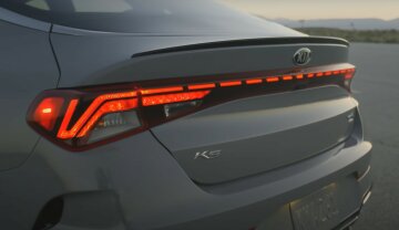 Неземная Kia K5 предстанет в 2022 году в спортивном кузове: как выглядит новый седан