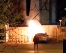Авто протаранило паркан посольства РФ і перетворилося на факел: кадри НП в Бухаресті