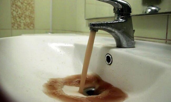 вода ржавая кран