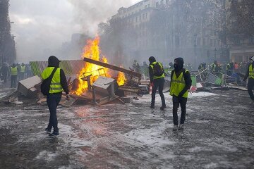 Трагедія обірвала життя лідера “жовтих жилетів”: що відбувається у Франції