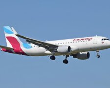 Eurowings_A320-200_D-AIZS_arrives_London_Heathrow_15Sep2015_arp-1024×683