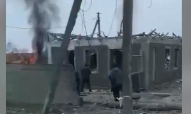 Войска РФ сбросили бомбу на город в Николаевской области, видео: люди под завалами
