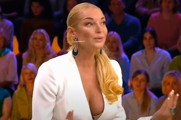 Нетерпеливая Волочкова с расставленными ногами показала лишнее и пообещала видео: "Жду возвращения..."
