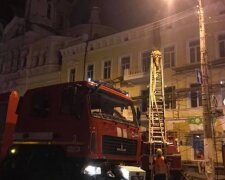 Пожар охватил старинный дом в центре Одессы: кадры огненного ЧП