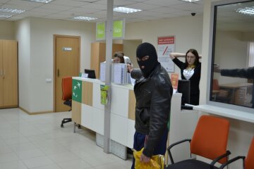 Серед білого дня: у Києві пограбували банк