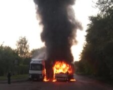 Автобус виїхав за пасажирами і загорівся, кадри НП: "клуби чорного диму піднялися в небо"