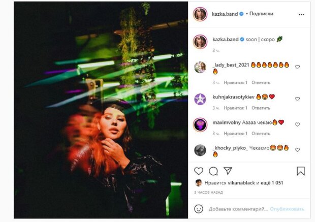 Загадочная солистка KAZKA в кожаном берете поманила к себе в полумрак: "Когда ждать урожай?"